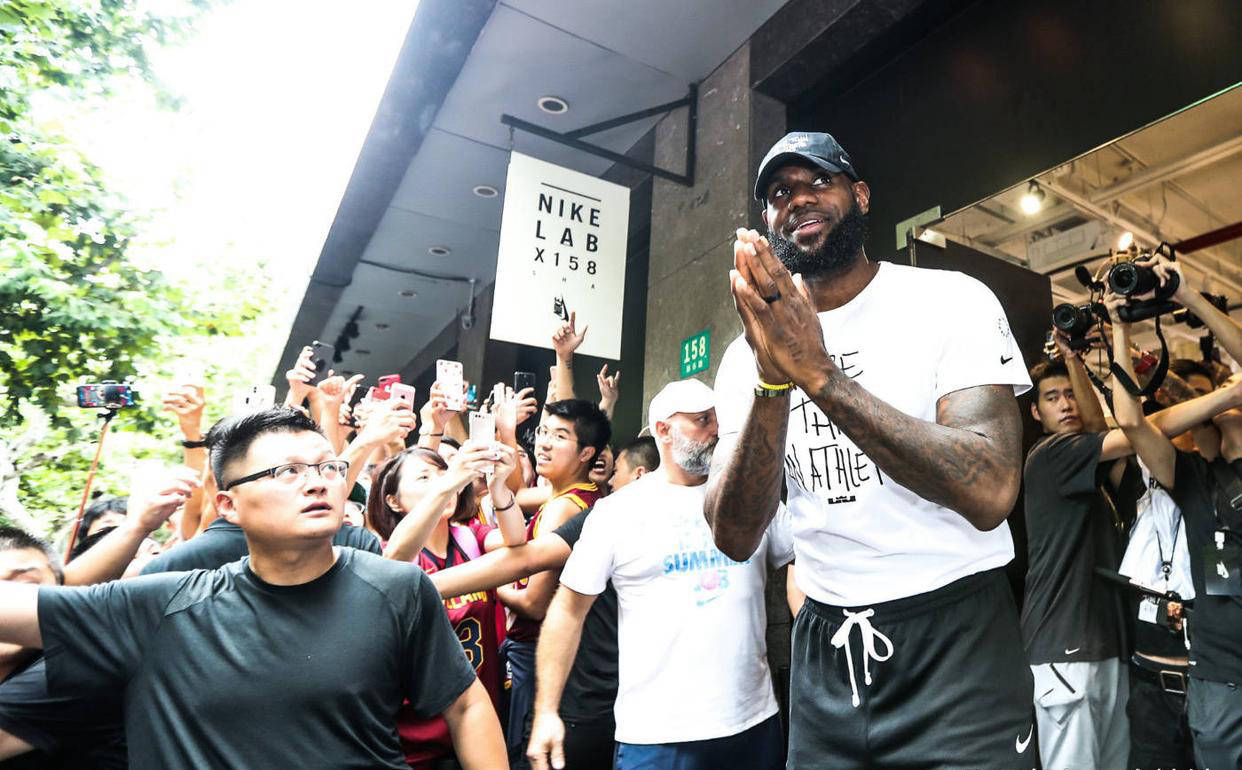 九游游戏-包含詹姆斯回归首秀大放异彩，C罗主场球迷高呼名字的词条